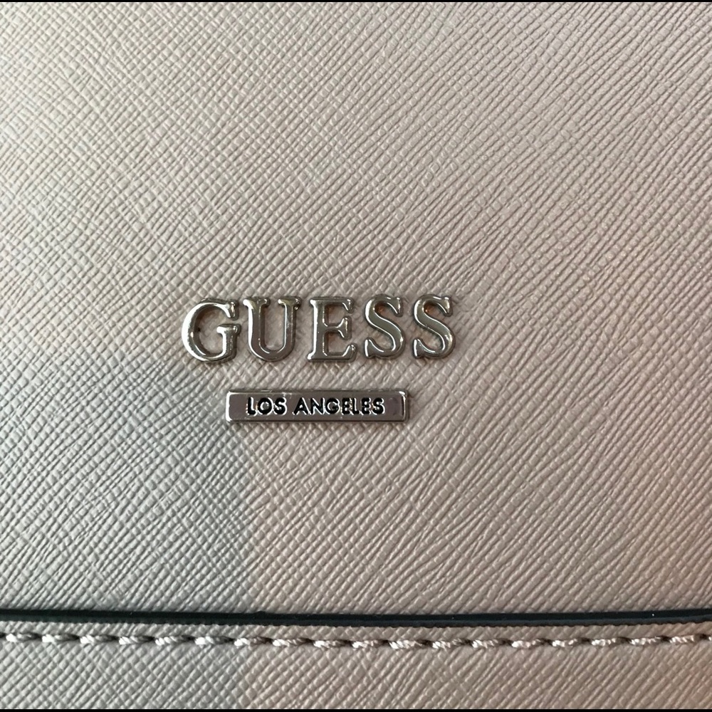 ♓️🅿️ NWT Guess large tote in taupe color - Picture 3 of 15
